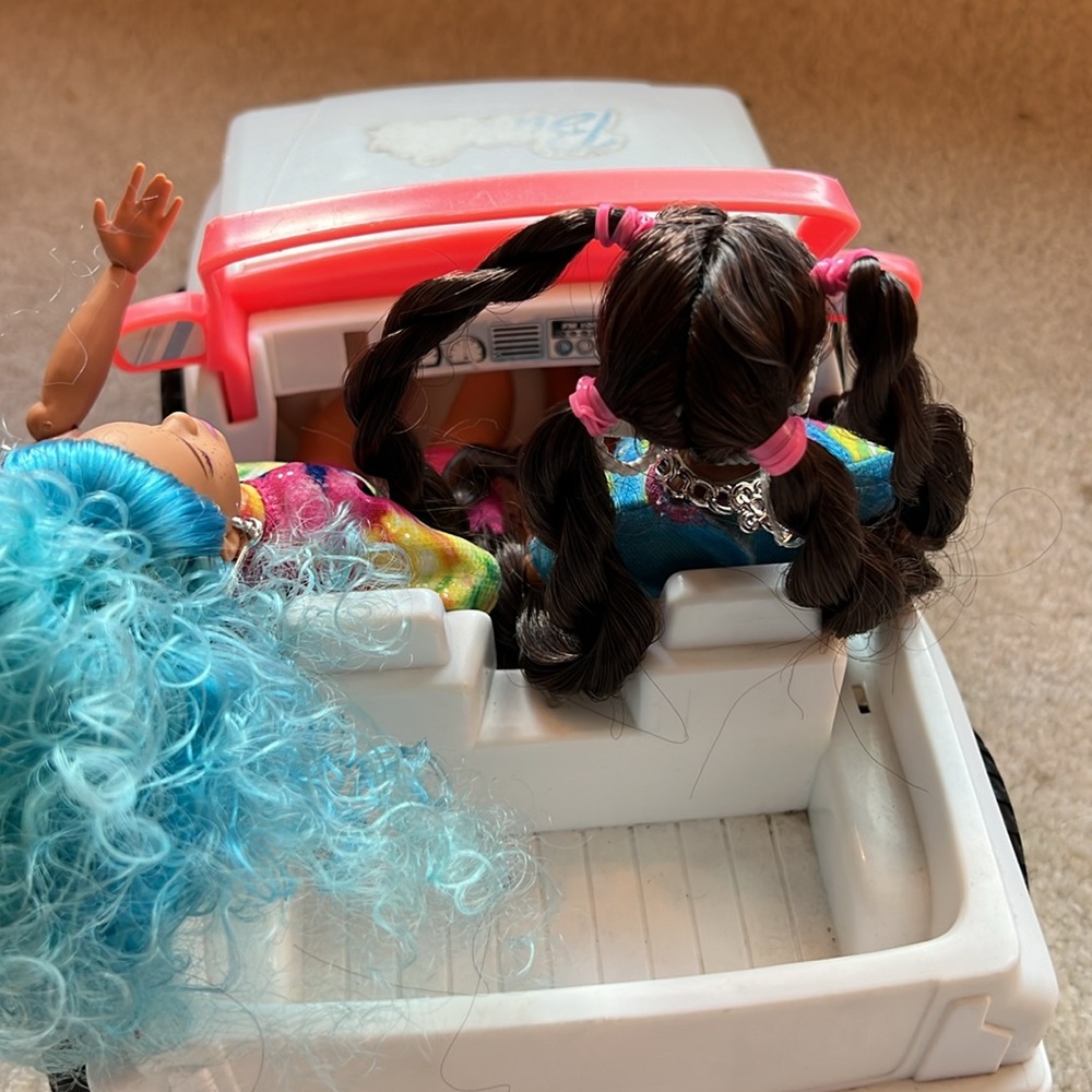 Vintage Barbie Jeep with 2 Dolls - Picture 7 of 8